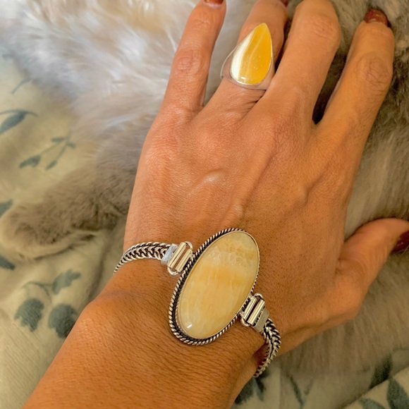 Silver and Gold Rings with Elegant Design - Picture 4 of 12